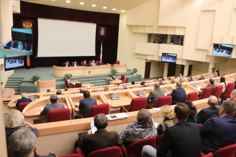 Иван Кузьмин призвал не выселять саратовцев из аварийных домов на другой конец города