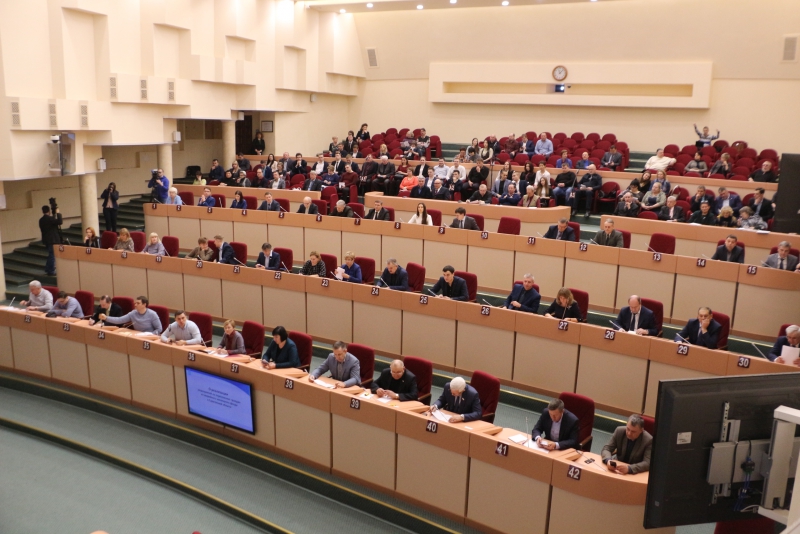 Иван Кузьмин призвал не выселять саратовцев из аварийных домов на другой конец города