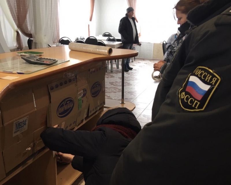 Приставы на месяц приостановили работу кафе за нарушение организации питания