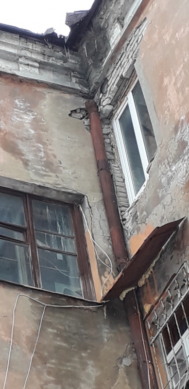 Жильцов дома на СХИ пугают выпадающие из фасада кирпичи
