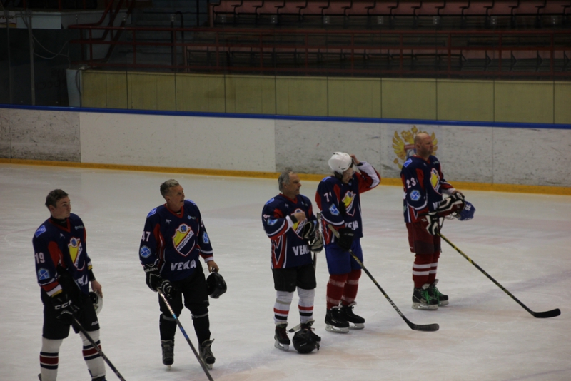 Саратовский министр и депутат победили в хоккейном матче