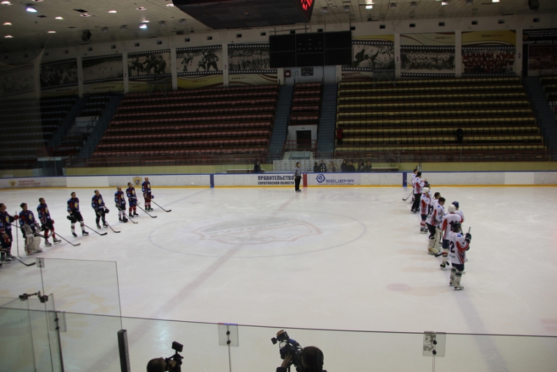 Саратовский министр и депутат победили в хоккейном матче