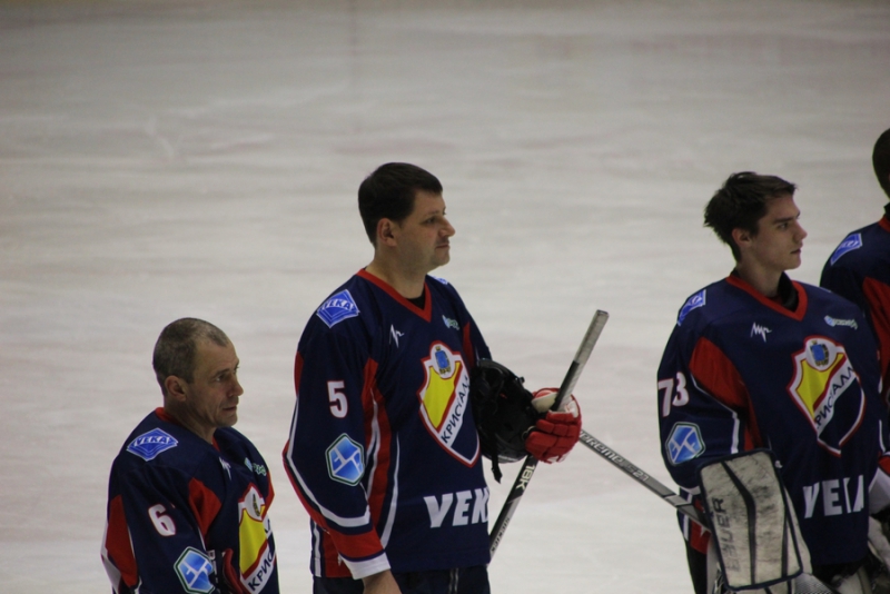 Саратовский министр и депутат победили в хоккейном матче