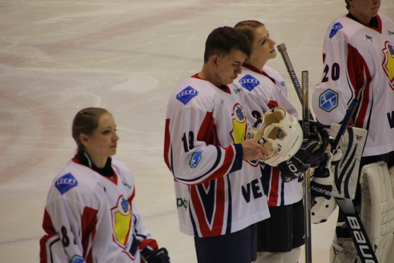 Саратовский министр и депутат победили в хоккейном матче