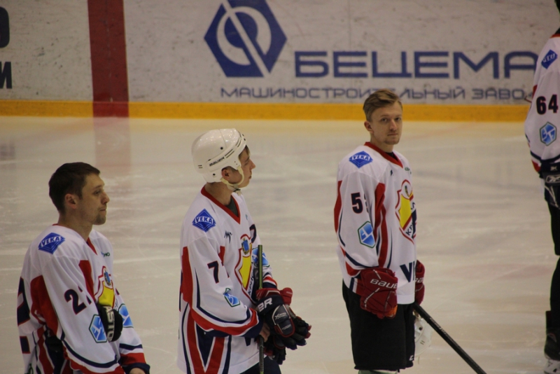 Саратовский министр и депутат победили в хоккейном матче