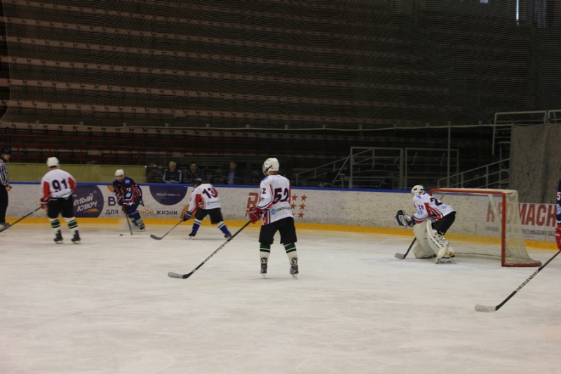 Саратовский министр и депутат победили в хоккейном матче