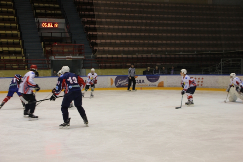 Саратовский министр и депутат победили в хоккейном матче
