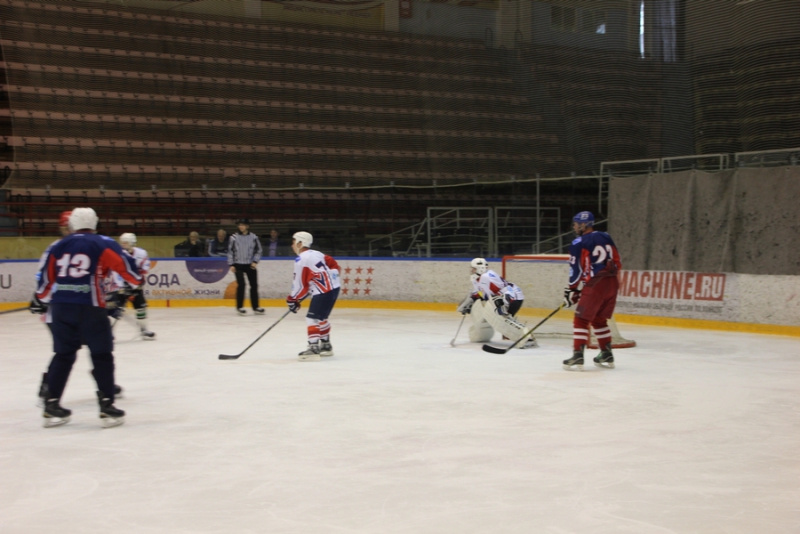 Саратовский министр и депутат победили в хоккейном матче