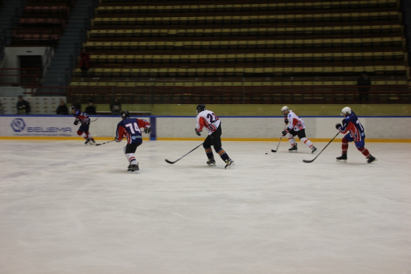 Саратовский министр и депутат победили в хоккейном матче