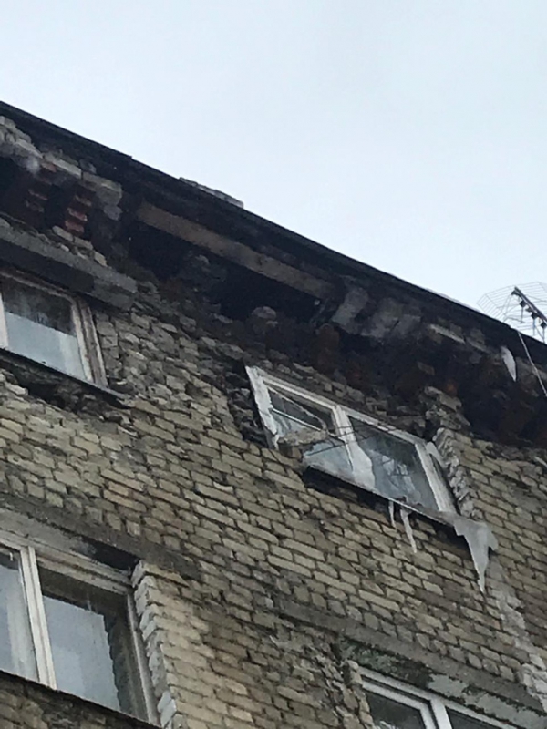 В пятиэтажке на проспекте 50 лет Октября начала разваливаться крыша