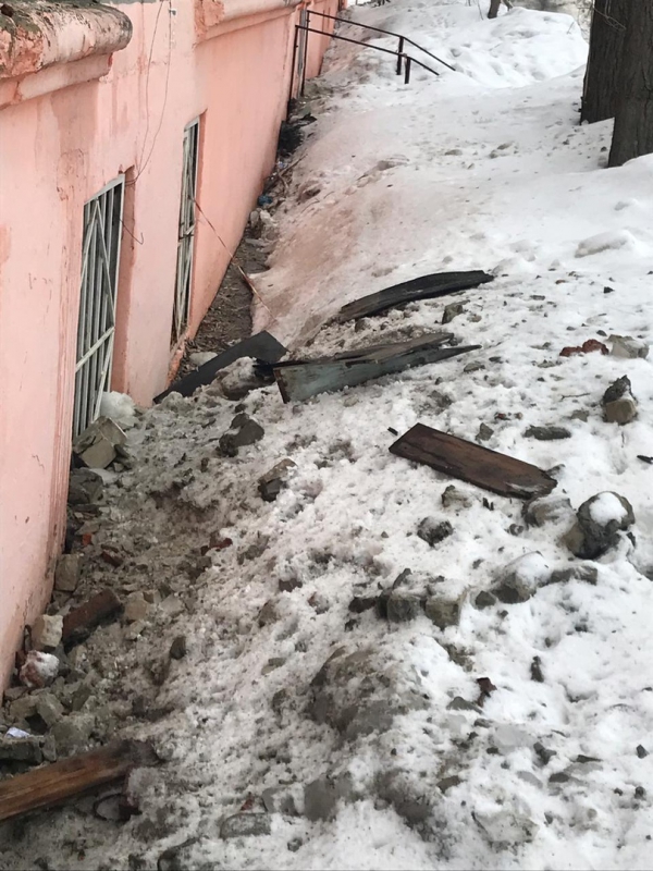 В пятиэтажке на проспекте 50 лет Октября начала разваливаться крыша