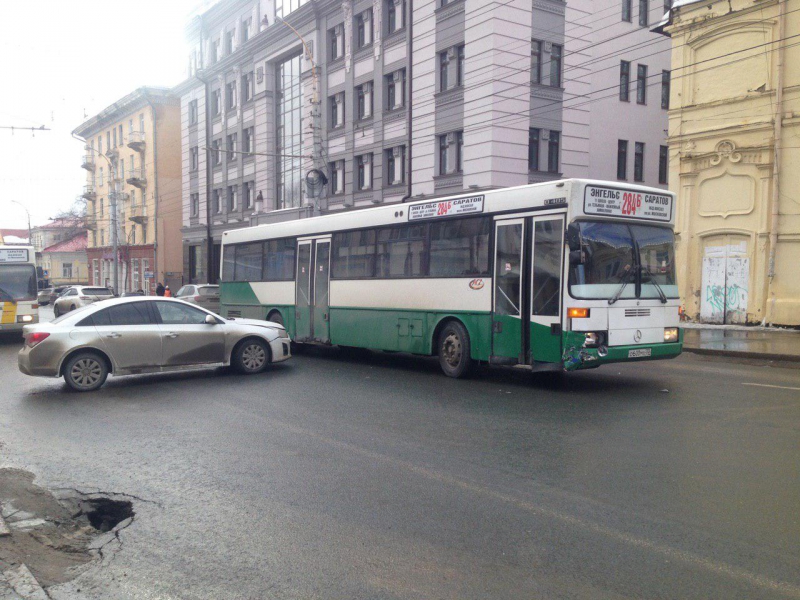 Энгельс автобус 284б. Троллейбус 284б Энгельс. Автобус 284б Саратов. Легковушка троллейбус. Столкнулись на Московской троллейбус и автобус.