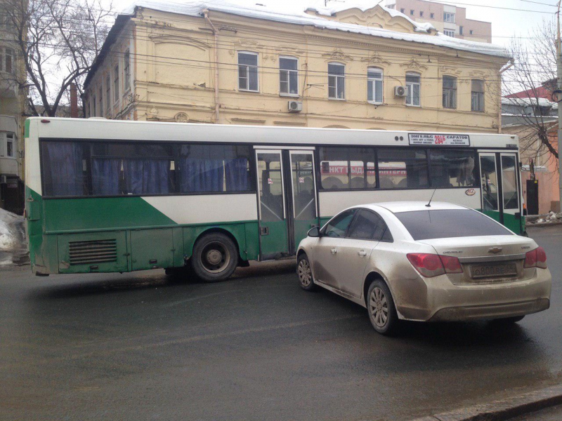 Энгельс автобус 284б. Троллейбус 284б Энгельс. Троллейбус 284б Энгельс 2014. Столкнулись на Московской троллейбус и автобус. Автобус 279 Энгельс.