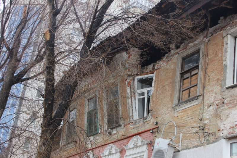 На Мичурина у многоквартирного дома угрожающе отваливается стена