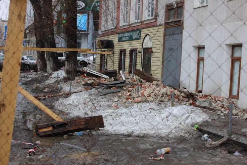 На Мичурина у многоквартирного дома угрожающе отваливается стена