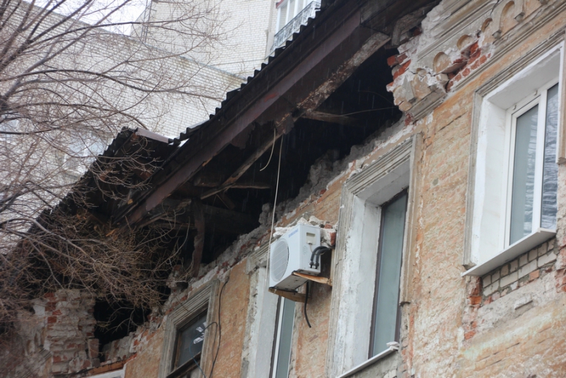 На Мичурина у многоквартирного дома угрожающе отваливается стена