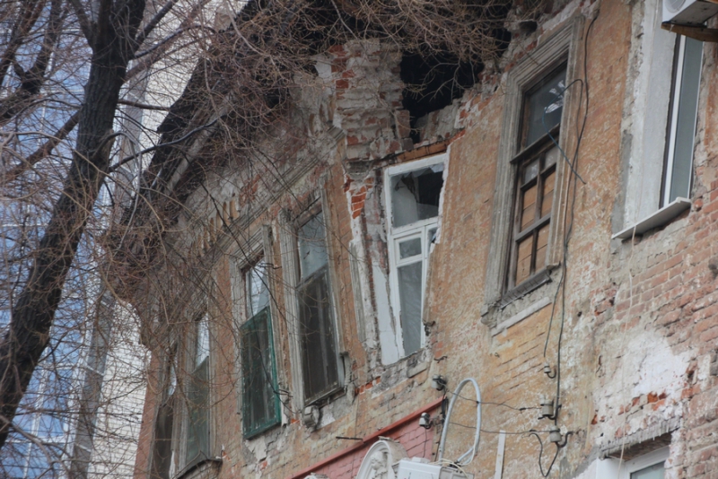 На Мичурина у многоквартирного дома угрожающе отваливается стена