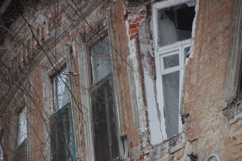 На Мичурина у многоквартирного дома угрожающе отваливается стена