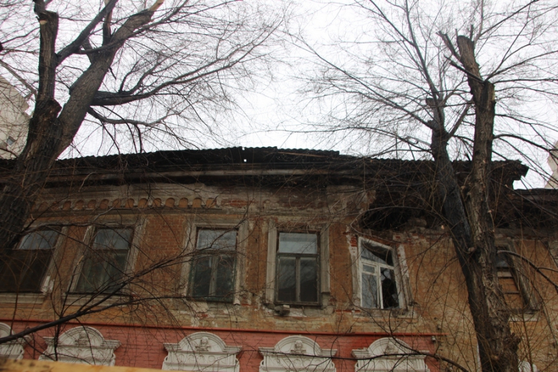 На Мичурина у многоквартирного дома угрожающе отваливается стена