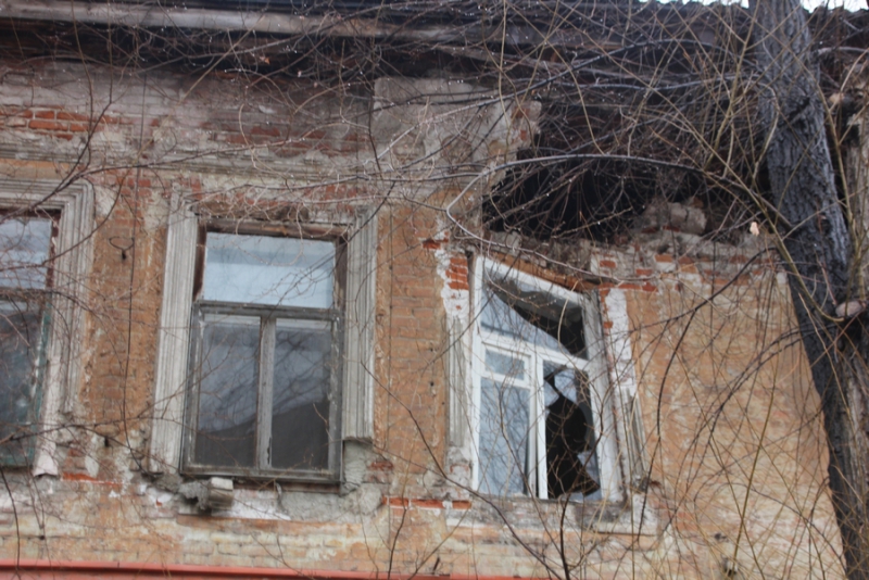 На Мичурина у многоквартирного дома угрожающе отваливается стена