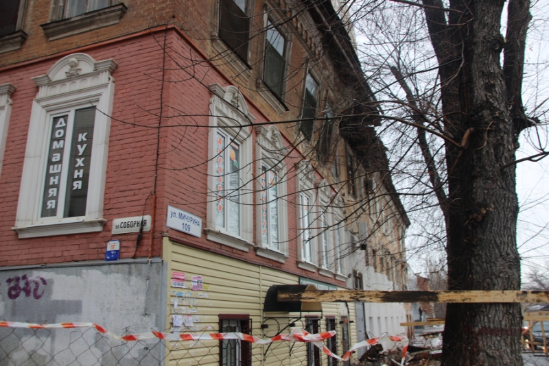 На Мичурина у многоквартирного дома угрожающе отваливается стена