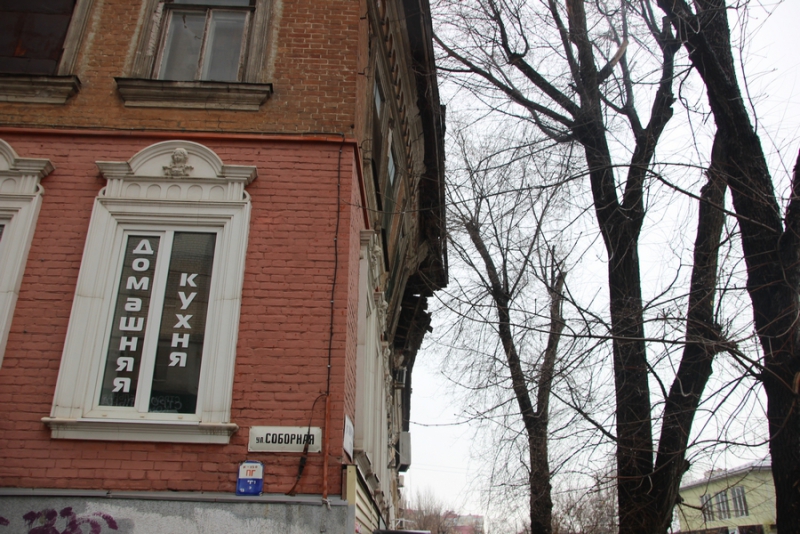 На Мичурина у многоквартирного дома угрожающе отваливается стена