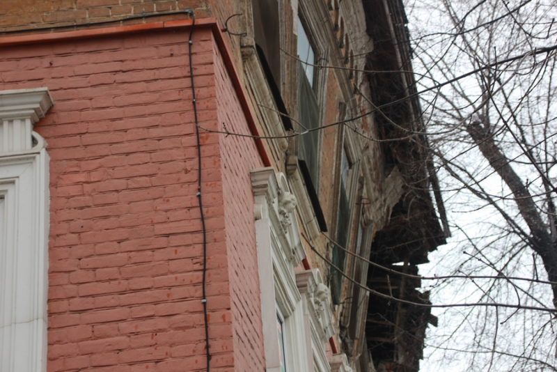 На Мичурина у многоквартирного дома угрожающе отваливается стена