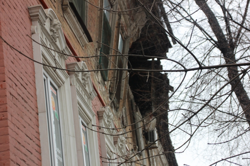 На Мичурина у многоквартирного дома угрожающе отваливается стена