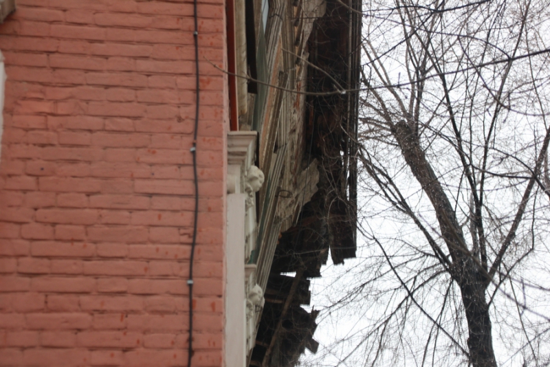 На Мичурина у многоквартирного дома угрожающе отваливается стена