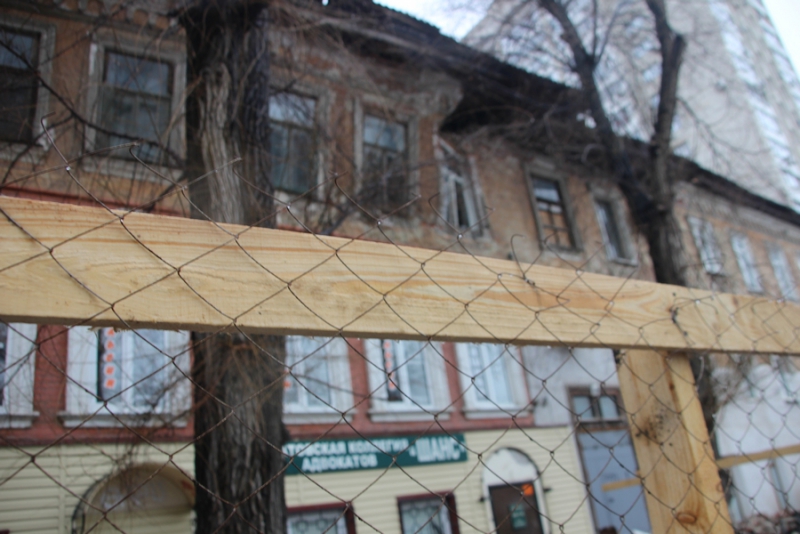 На Мичурина у многоквартирного дома угрожающе отваливается стена