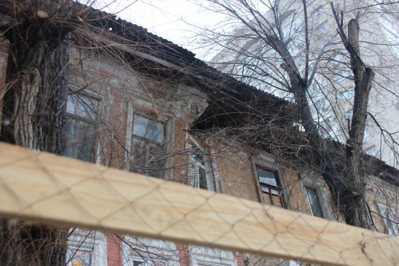 На Мичурина у многоквартирного дома угрожающе отваливается стена