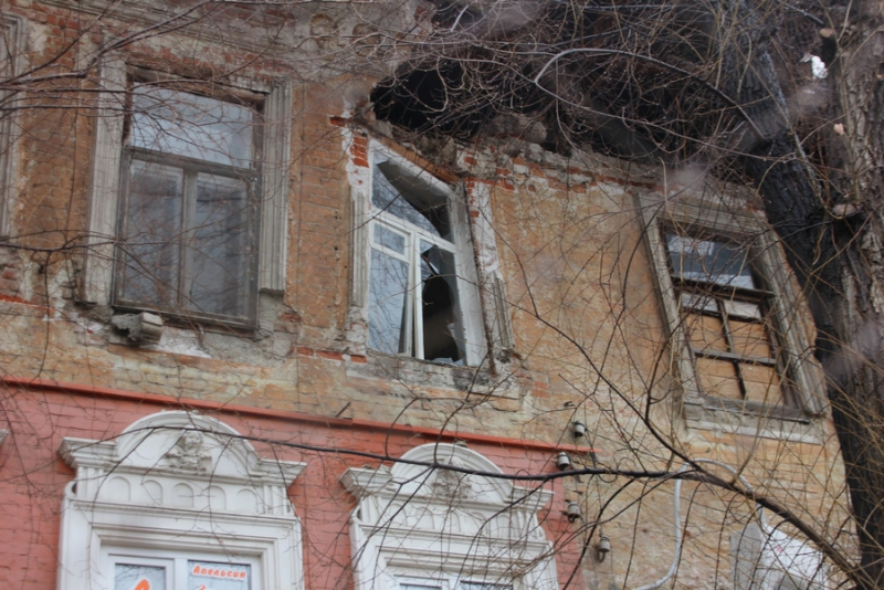 На Мичурина у многоквартирного дома угрожающе отваливается стена