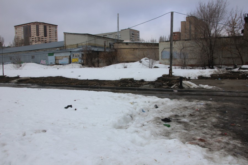 Волгу в районе Саратова загрязнили канистрами и бурой жидкостью