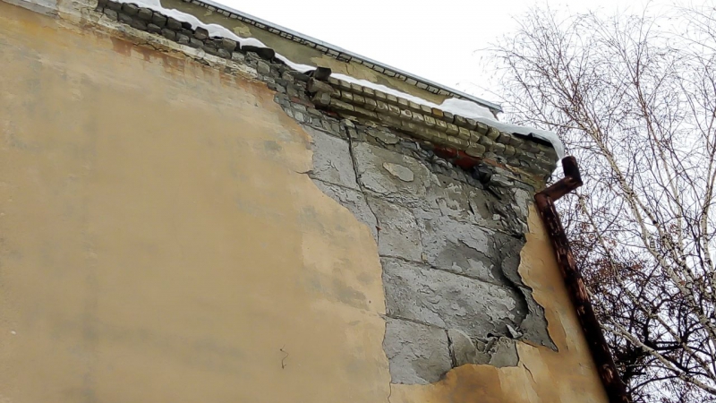 У трехэтажки на Брянской обвалилась часть фасада