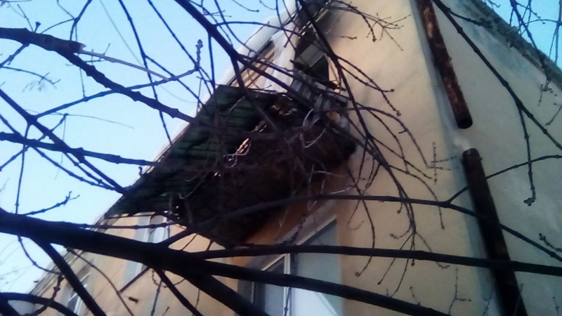 У трехэтажки на Брянской обвалилась часть фасада