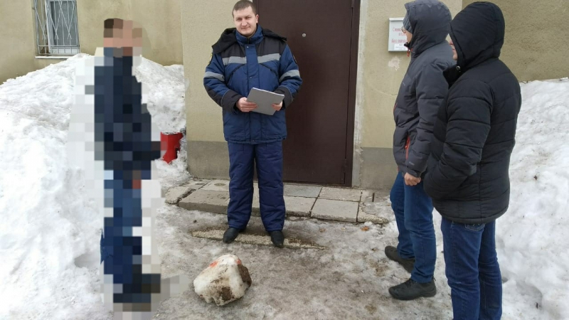 В Пугачеве 18-летнего парня убили при помощи ледяной глыбы