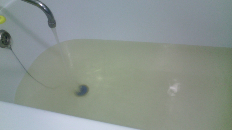 Ершовцы пожаловались на грязную воду из кранов с резким запахом рыбы