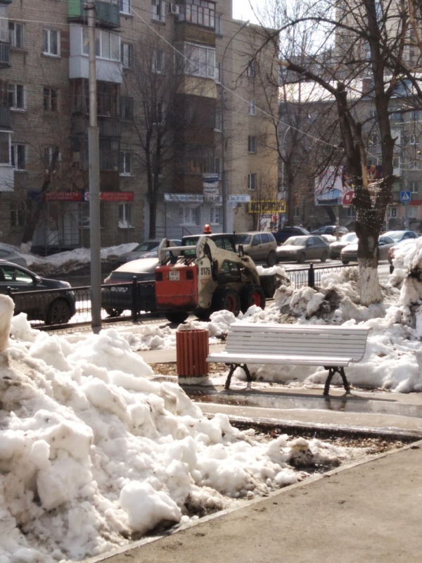 Возле телецентра «Бобкэт» испортил спортивную площадку