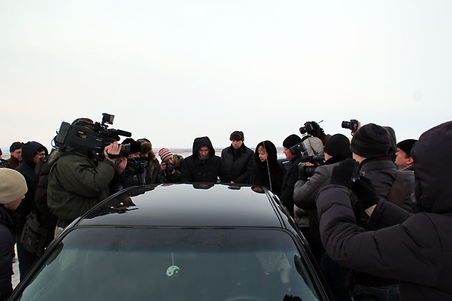 Юрий Моисеев презентовал новый аэропорт на багажнике служебного авто