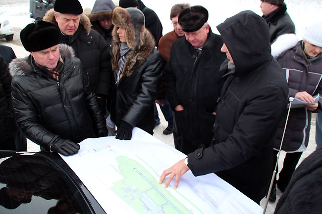 Юрий Моисеев презентовал новый аэропорт на багажнике служебного авто