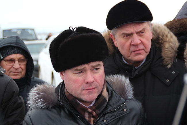 Юрий Моисеев презентовал новый аэропорт на багажнике служебного авто