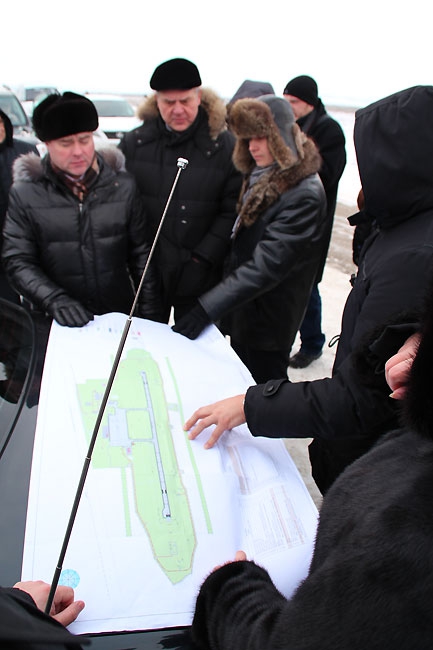 Юрий Моисеев презентовал новый аэропорт на багажнике служебного авто