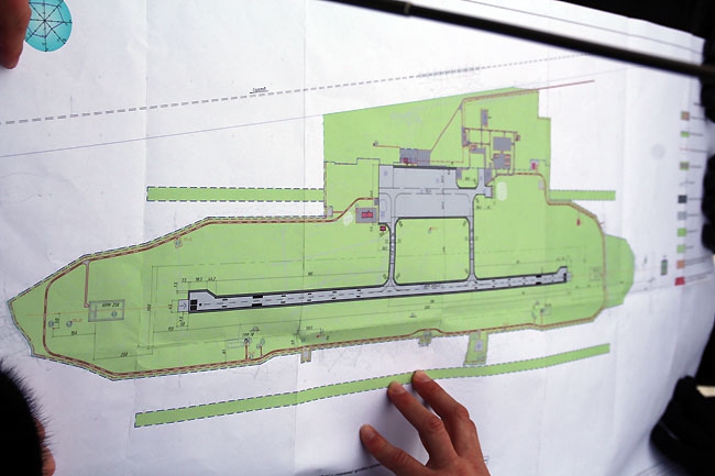 Юрий Моисеев презентовал новый аэропорт на багажнике служебного авто