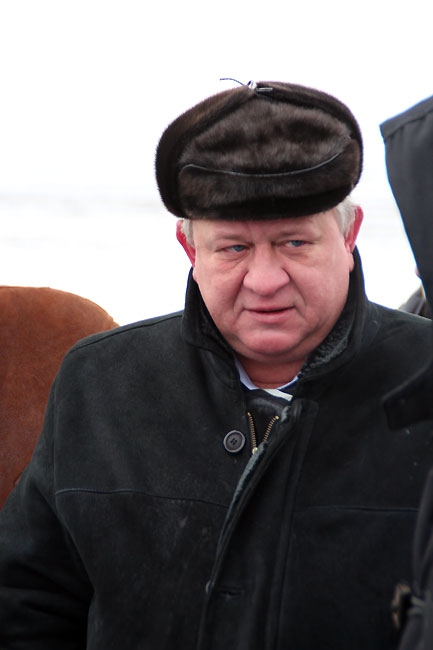 Юрий Моисеев презентовал новый аэропорт на багажнике служебного авто