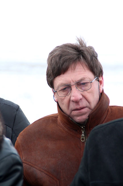 Юрий Моисеев презентовал новый аэропорт на багажнике служебного авто