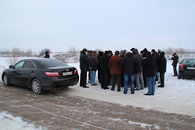 Юрий Моисеев презентовал новый аэропорт на багажнике служебного авто