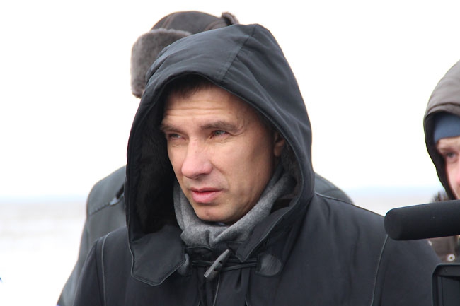 Юрий Моисеев презентовал новый аэропорт на багажнике служебного авто