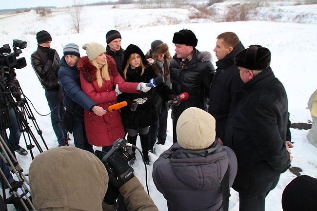 Юрий Моисеев презентовал новый аэропорт на багажнике служебного авто