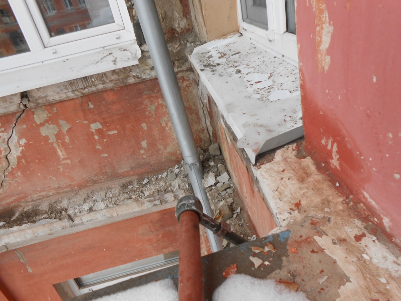 С четырехэтажки возле администрации со снегом сходят кирпичи и фрагменты крыши