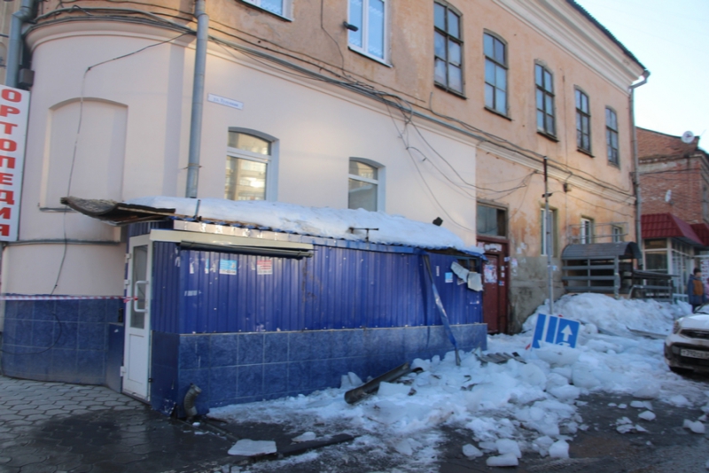 В Волжском районе 2 человека пострадали при падении льда с крыши
